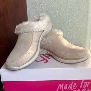 Ryka Luxury 2 shoes/slippers women’s size 7, tan color.